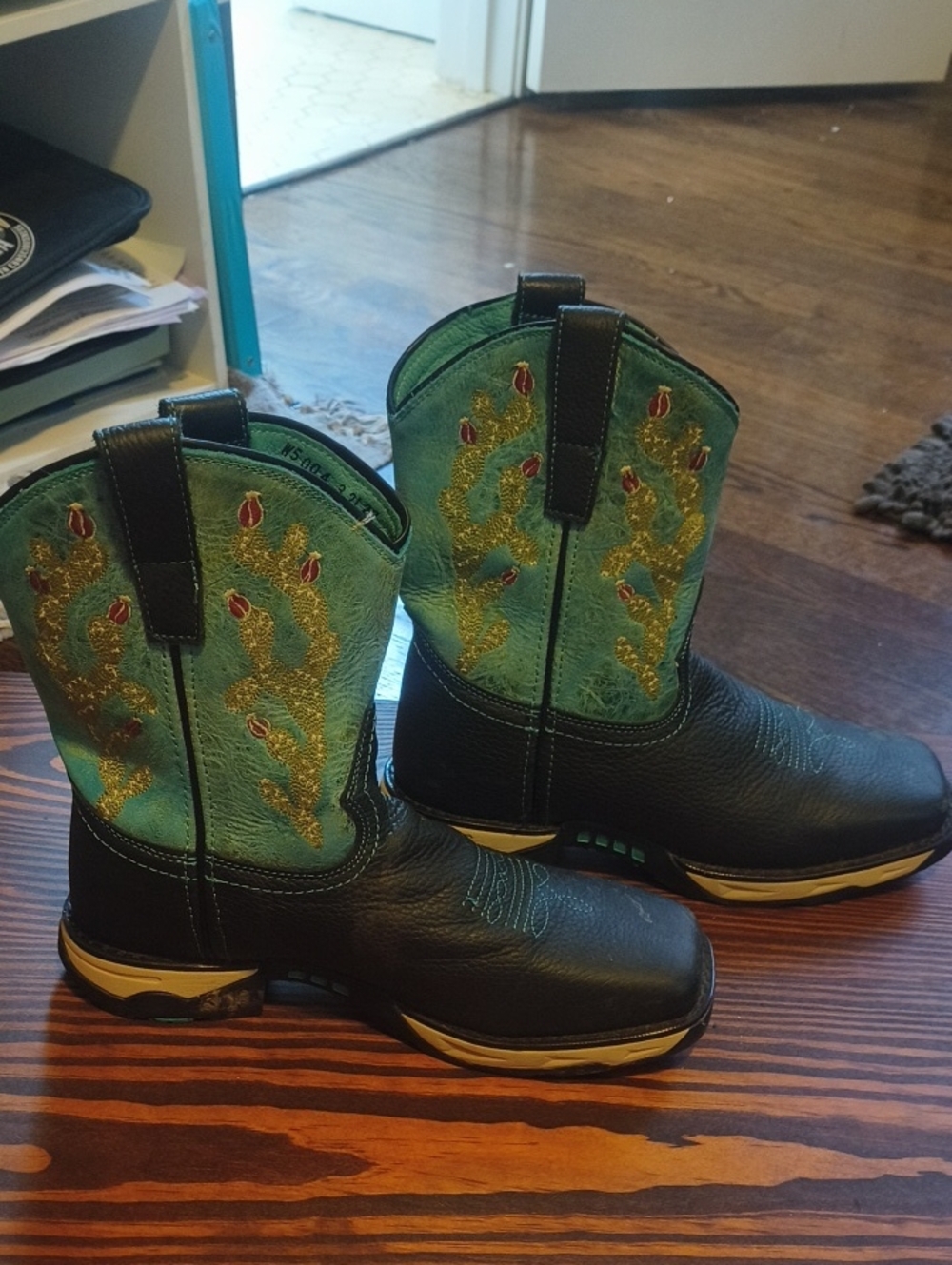 Women's Green Embroidered Western Cowboy Boots